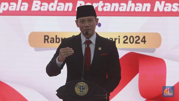 Menteri Agraria dan Tata Ruang/Kepala Badan Pertanahan Nasional (BPN), Agus Harimurti Yudhoyono (AHY) memberi sambutan di acara Serah Terima Jabatan Menteri Agraria dan Tata Ruang/ Kepala Badan Pertanahan Nasional di Gedung Kementerian ATR/BPN, Jakarta, (21/2/2024). (CNBC Indonesia/Muhammad Sabki)