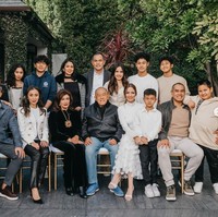 Sudah semakin besar, penampilan Mikhayla kini pun jadi terlihat semakin dewasa. Gayanya pun tak kalah stylish dari sang mama, Nia Ramadhani. Foto: Instagram/@ramadhaniabakrie