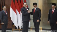 Presiden Joko Widodo (Jokowi) sebelumnya resmi melantik dua menteri baru pada Kabinet Indonesia Maju. Dua menteri yang dilantik Jokowi itu ialah Hadi Tjahjanto sebagai Menteri Koordinator Politik, Hukum dan Keamanan (Polhukam) serta Agus Harimurti Yudhoyono (AHY) sebagai Menteri Agraria dan Tata Ruang (ATR)/Kepala Badan Pertanahan Nasional (BPN).