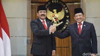 Plt. Menko Polhukam Muhammad Tito Karnavian menyerahkan jabatannya kepada Pejabat Menko Polhukam yang baru, Hadi Tjahjanto.