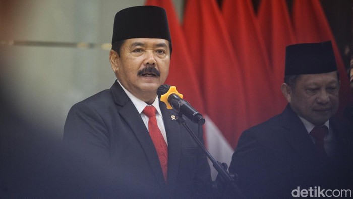 Plt. Menko Polhukam Muhammad Tito Karnavian menyerahkan jabatannya kepada Pejabat Menko Polhukam yang baru, Hadi Tjahjanto di Gedung Kemenko Polhukam, Jl Medan Merdeka Barat, Jakarta, Rabu (21/2/2024).