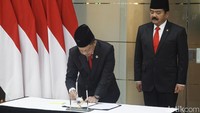 Hadi dan Tito kemudian menandatangani surat serah terima jabatan. Sejumlah tokoh hadir dalam serah terima jabatan tersebut, di antaranya MenPAN-RB Azwar Anas, Wamenhan RI Herindra, Wakapolri Komjen Agus Andrianto, Jaksa Agung Sanitiar Burhanuddin, dan Kasum TNI Letjen Bambang Ismawan.