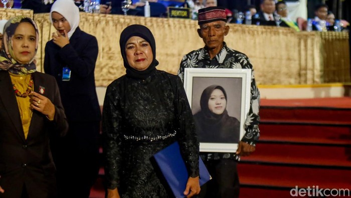 Momen orang tua wakili anaknya yang meninggal saat wisuda di GSP UGM, Rabu (21/2/2024).