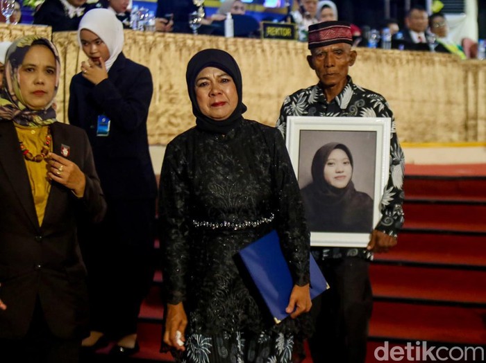 Momen orang tua wakili anaknya yang meninggal saat wisuda di GSP UGM, Rabu (21/2/2024).
