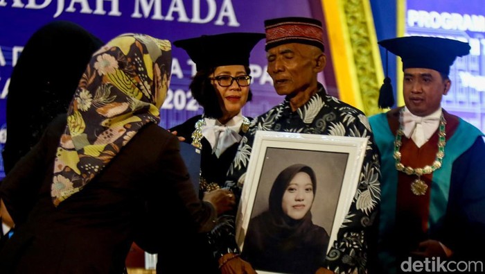 Momen orang tua wakili anaknya yang meninggal saat wisuda di GSP UGM, Rabu (21/2/2024).