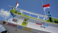 Selain itu bantuan kapal juga untuk meningkatkan kesejahteraan masyarakat pesisir khususnya nelayan di daerah tersebut.  