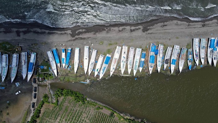 Foto udara kapal bantuan untuk nelayan saat sandar di Pantai Boe, Kecamatan Galesong, Takalar, Sulawesi Selatan, Rabu (21/2/2024). Bantuan sebanyak 30 kapal dari Bank BJB (Bank Jabar Banten) tersebut guna memaksimalkan hasil tangkapan telur ikan terbang dan meningkatkan kesejahteraan masyarakat pesisir khususnya nelayan di daerah tersebut. ANTARA FOTO/Hasrul Said