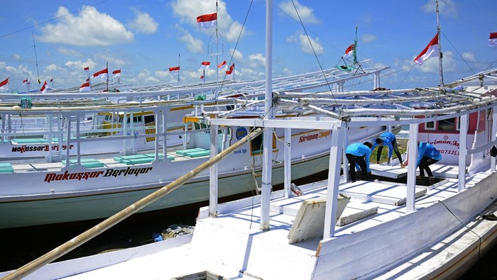 Nelayan di Takalar Dapat 30 Kapal Baru Foto udara kapal bantuan untuk nelayan saat sandar di Pantai Boe, Kecamatan Galesong, Takalar, Sulawesi Selatan, Rabu (21/2/2024). Bantuan sebanyak 30 kapal dari Bank BJB (Bank Jabar Banten) tersebut guna memaksimalkan hasil tangkapan telur ikan terbang dan meningkatkan kesejahteraan masyarakat pesisir khususnya nelayan di daerah tersebut. ANTARA FOTO/Hasrul Said