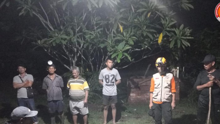Petugas gabungan dibantu warga sekitar mencari korban hilang di hutan, Jembrana, Selasa (20/2/2024) malam.