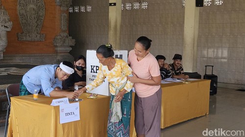 Ni Ketut Meratning antusias ikuti PSU di TPS 14 Pering, Kecamatan Blahbatuh, Gianyar, Rabu (21/2/2024). (Putu Krista / detikBali).