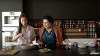 Bersama ibu mertuanya, wanita ini juga pernah belajar masak makanan favorit suaminya. Menu yang dimasak berupa nasi goreng dengan bacon dan juga steak simpel. Foto: Instagram @nikitawillyofficial94 / Youtube