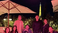 Nikita dan suaminya juga pernah terlihat makan malam bersama teman-temannya di Paris. Pemandangan restorannya pun langsung menghadap ke eiffel tower loh. Foto: Instagram @nikitawillyofficial94 / Youtube