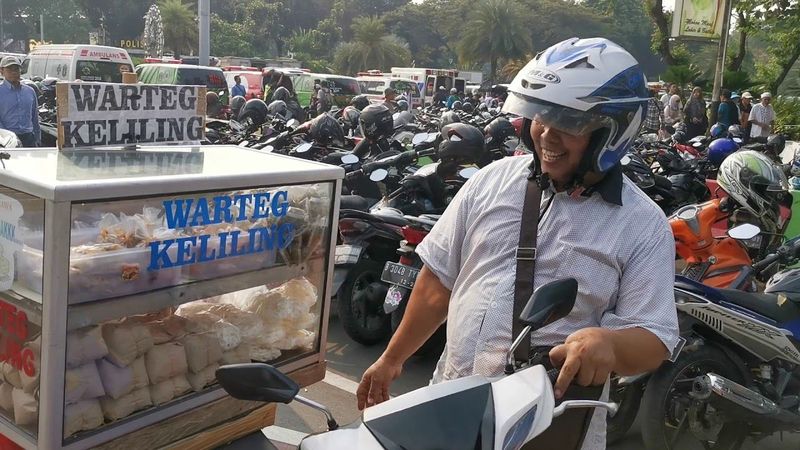 Aneh!  Penjual makanan ini berjualan dari pohon dan menggunakan motor yang keren