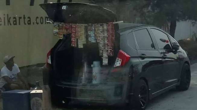 Nyeleneh! Penjual Makanan Ini Jualan di Atas Pohon hingga Pakai Motor Keren
