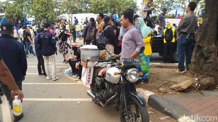 Nyeleneh! Penjual Makanan Ini Jualan di Atas Pohon hingga Pakai Motor Keren