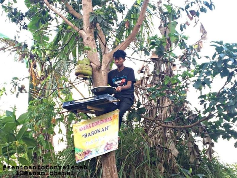 Nyeleneh! Penjual Makanan Ini Jualan di Atas Pohon hingga Pakai Motor Keren