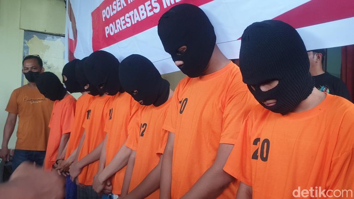 Para pelajar yang tergabung dalam geng motor ditangkap karena membegal seorang pengendara di Kota Medan. Para pelajar ini ditangkap polisi saat sedang pesta sabu di sebuah hotel. (Goklas Wisely/detikSumut)