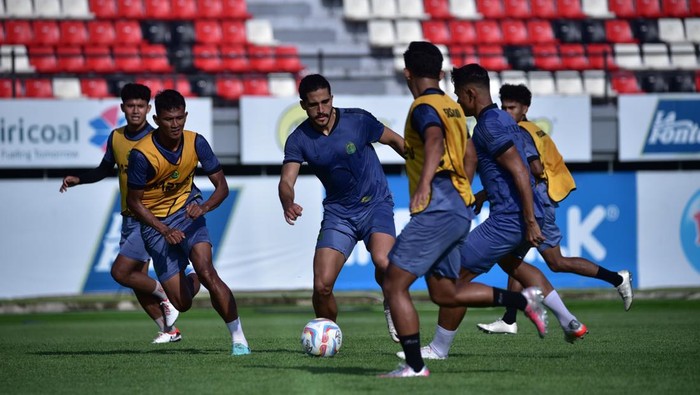 Para pemain Persikabo 1973 saat melakukan official training jelang menghadapi Borneo FC Samarinda (