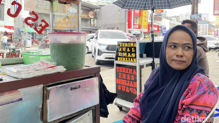 Pedagang es cendol di depan Pasar Kosambi Bandung.