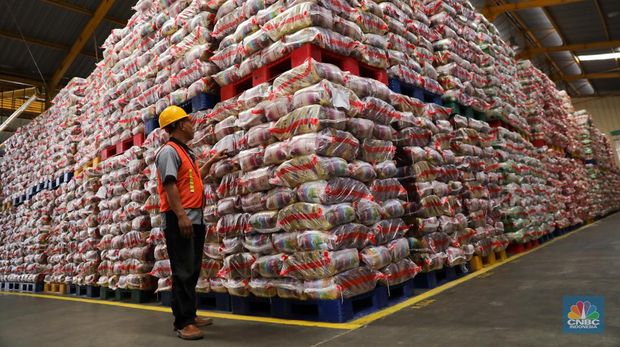 Pekerja memeriksa beras kemasan kualitas premium di Gudang RPC PT Food Station Tjipinang, Jakarta, Rabu (21/2/2024). PT Food Station Tjipinang mulai melakukan distribusi 15 juta kilogram (kg) atau 15.000 ton beras premium untuk toko ritel modern se-Jabodetabek. (CNBC Indonesia/Faisal Rahman)