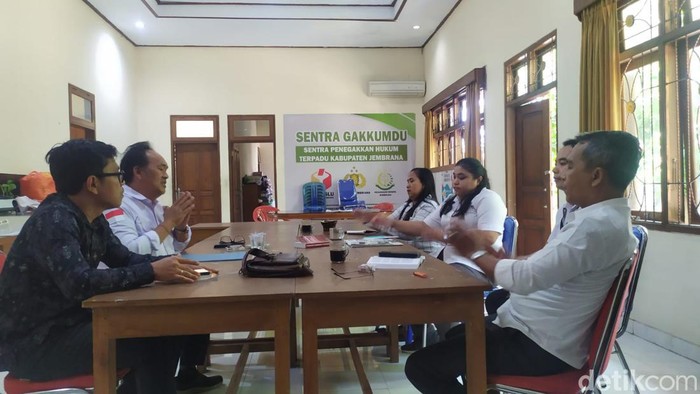Pelaksanaan rapat pleno Bawaslu Jembrana terkait pelaporan dugaan politik uang di Kecamatan Pekutatan, Kabupaten Jembrana, Bali, Rabu (21/2/2024). (I Putu Adi Budiastrawan/detikBali)