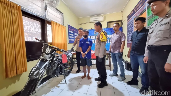 Pelaku penganiayaan lansia di Argomulyo, Bantul, digelandang polisi, Rabu (21/2/2024).