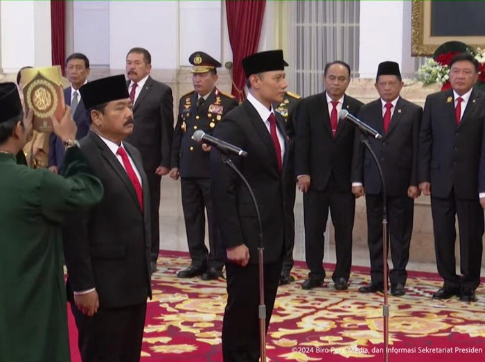 Pelantikan AHY dan Hadi oleh Jokowi (dok. YouTube Setpres)