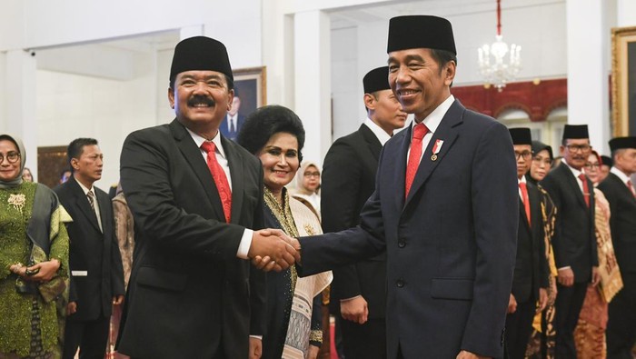 Presiden Joko Widodo (tengah) bersama Menko Polhukam Hadi Tjahjanto (kiri) dan Menteri Agraria dan Tata Ruang/Kepala Badan Pertanahan Nasional (ATR/BPN) Agus Harimurti Yudhoyono (kanan) memberikan keterangan pers usai pelantikan di Istana Negara, Jakarta, Rabu (21/2/2024). Presiden Joko Widodo melantik Hadi Tjahjanto menjadi Menko Polhukam menggantikan Mahfud MD yang mengundurkan diri karena menjadi cawapres pada Pemilu 2024 dan melantik Agus Harimurti Yudhoyono menjadi Menteri ATR/Kepala BPN menggantikan Hadi Tjahjanto pada sisa masa jabatan periode tahun 2019-2024 Kabinet Indonesia Maju. ANTARA FOTO/Hafidz Mubarak A/nym.