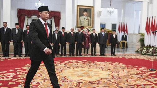 Presiden Joko Widodo (tengah) bersama Menko Polhukam Hadi Tjahjanto (kiri) dan Menteri Agraria dan Tata Ruang/Kepala Badan Pertanahan Nasional (ATR/BPN) Agus Harimurti Yudhoyono (kanan) memberikan keterangan pers usai pelantikan di Istana Negara, Jakarta, Rabu (21/2/2024). Presiden Joko Widodo melantik Hadi Tjahjanto menjadi Menko Polhukam menggantikan Mahfud MD yang mengundurkan diri karena menjadi cawapres pada Pemilu 2024 dan melantik Agus Harimurti Yudhoyono menjadi Menteri ATR/Kepala BPN menggantikan Hadi Tjahjanto pada sisa masa jabatan periode tahun 2019-2024 Kabinet Indonesia Maju. ANTARA FOTO/Hafidz Mubarak A/nym.