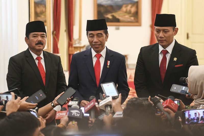 Presiden Joko Widodo (tengah) bersama Menko Polhukam Hadi Tjahjanto (kiri) dan Menteri Agraria dan Tata Ruang/Kepala Badan Pertanahan Nasional (ATR/BPN) Agus Harimurti Yudhoyono (kanan) memberikan keterangan pers usai pelantikan di Istana Negara, Jakarta, Rabu (21/2/2024). Presiden Joko Widodo melantik Hadi Tjahjanto menjadi Menko Polhukam menggantikan Mahfud MD yang mengundurkan diri karena menjadi cawapres pada Pemilu 2024 dan melantik Agus Harimurti Yudhoyono menjadi Menteri ATR/Kepala BPN menggantikan Hadi Tjahjanto pada sisa masa jabatan periode tahun 2019-2024 Kabinet Indonesia Maju. ANTARA FOTO/Hafidz Mubarak A/nym.