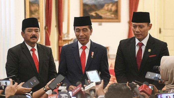 Presiden Joko Widodo (tengah) bersama Menko Polhukam Hadi Tjahjanto (kiri) dan Menteri Agraria dan Tata Ruang/Kepala Badan Pertanahan Nasional (ATR/BPN) Agus Harimurti Yudhoyono (kanan) memberikan keterangan pers usai pelantikan di Istana Negara, Jakarta, Rabu (21/2/2024). Presiden Joko Widodo melantik Hadi Tjahjanto menjadi Menko Polhukam menggantikan Mahfud MD yang mengundurkan diri karena menjadi cawapres pada Pemilu 2024 dan melantik Agus Harimurti Yudhoyono menjadi Menteri ATR/Kepala BPN menggantikan Hadi Tjahjanto pada sisa masa jabatan periode tahun 2019-2024 Kabinet Indonesia Maju. ANTARA FOTO/Hafidz Mubarak A/nym.