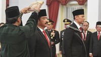 Hadi Tjahjanto (kedua kiri) dan Agus Harimurti Yudhoyono (kanan) mengucapkan sumpah saat dilantik menjadi Menko Polhukam dan Menteri Agraria dan Tata Ruang/Kepala Badan Pertanahan Nasional (ATR/BPN) oleh Presiden Joko Widodo di Istana Negara, Jakarta, Rabu (21/2/2024).
