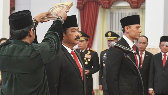 Pelantikan Menko Polhukam dan Menteri ATR/BPN Presiden Joko Widodo (tengah) bersama Menko Polhukam Hadi Tjahjanto (kiri) dan Menteri Agraria dan Tata Ruang/Kepala Badan Pertanahan Nasional (ATR/BPN) Agus Harimurti Yudhoyono (kanan) memberikan keterangan pers usai pelantikan di Istana Negara, Jakarta, Rabu (21/2/2024). Presiden Joko Widodo melantik Hadi Tjahjanto menjadi Menko Polhukam menggantikan Mahfud MD yang mengundurkan diri karena menjadi cawapres pada Pemilu 2024 dan melantik Agus Harimurti Yudhoyono menjadi Menteri ATR/Kepala BPN menggantikan Hadi Tjahjanto pada sisa masa jabatan periode tahun 2019-2024 Kabinet Indonesia Maju. ANTARA FOTO/Hafidz Mubarak A/nym.