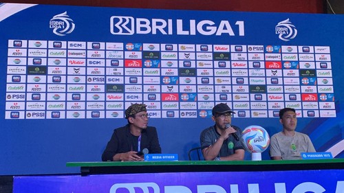 Pelatih Persikabo 1973, Aji Santoso (bertopi), saat konferensi pers di Gianyar, Bali, Rabu (21/2/2024).