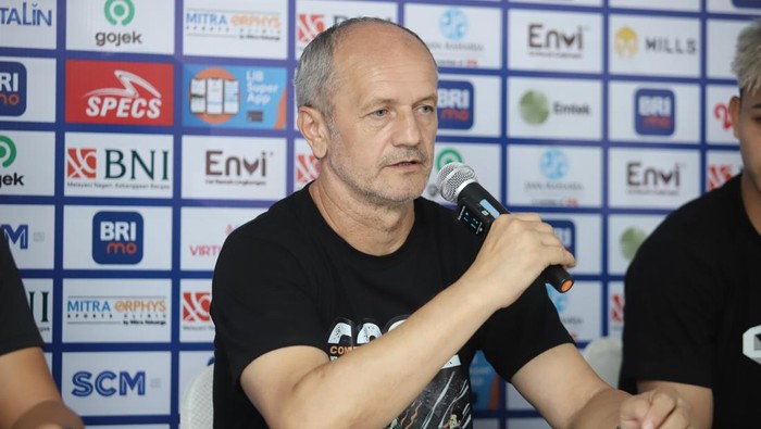Pelatih PSS Sleman, Risto Vidakovic, saat sesi jumpa pers, Rabu (21/2/2024).