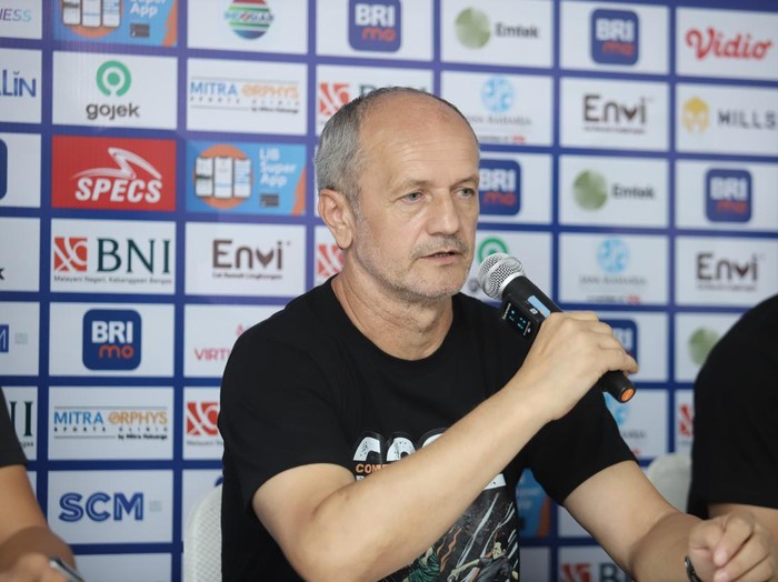 Pelatih PSS Sleman, Risto Vidakovic, saat sesi jumpa pers, Rabu (21/2/2024).
