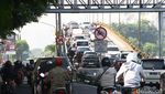 Potret Pemotor Bandel  Masih Melintas di Jembatan Mayangkara