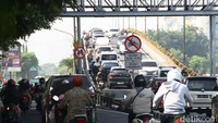 Pemotor dari arah Surabaya terlihat tidak menghiraukan rambu larangan melintas pada jam tertentu. Mereka nekat menerobos.