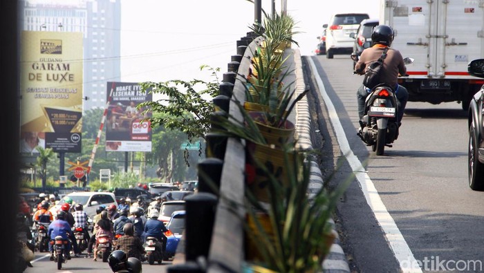 Pemotor Bandel Melintas di Jembatan Mayangkara Surabaya Sejumlah motor nekat melintas di Jembatan Mayangkara Surabaya, meski rambu larang melintas sudah terpasang, Rabu (21/2/2024).