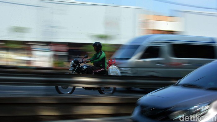 Sejumlah motor nekat melintas di Jembatan Mayangkara Surabaya, meski rambu larang melintas sudah terpasang, Rabu (21/2/2024).