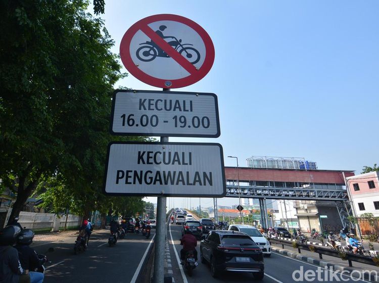 Potret Pemotor Bandel  Masih Melintas di Jembatan Mayangkara