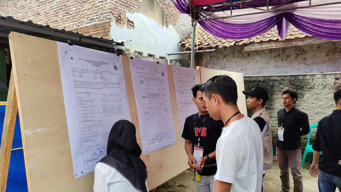 Pemungutan Suara Ulang di TPS 01 Lingkungan Jengkol, Kelurahan Banjarsari, Kota Serang, Banten.