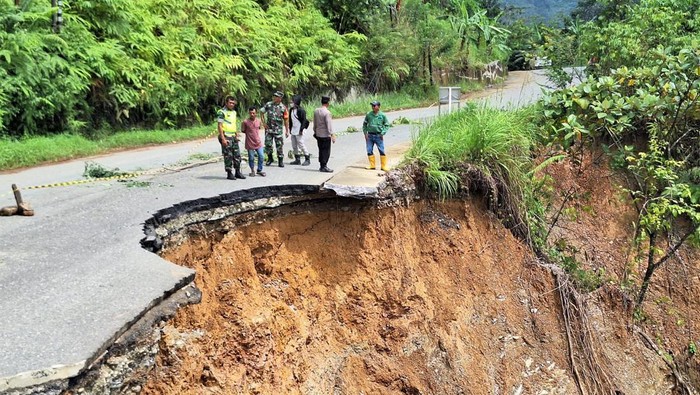 Penampakan jalan longsor di Muara Emat, Kerinci