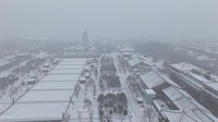 Pemandangan kota yang tertutup salju di Xi an, provinsi Shaanxi, Tiongkok, Rabu (21/2/2024).
