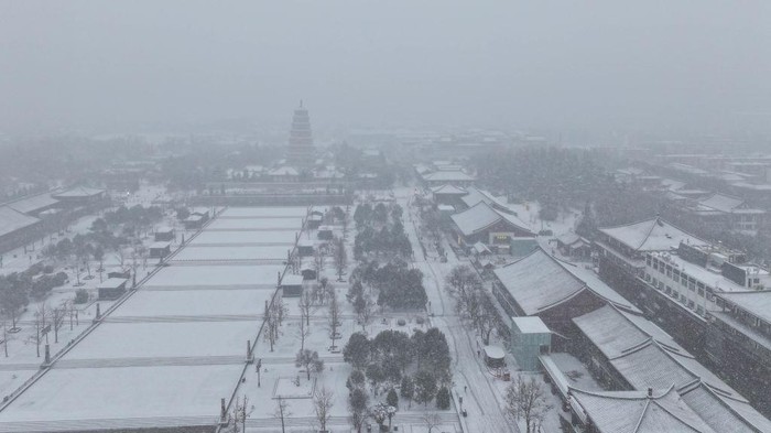 Kabut tebal menyelimuti Kota Xi'an, China. Selama akhir pekan, badai pasir hebat menyelimuti beberapa kota di China.