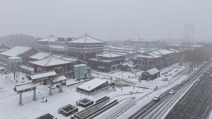 Penampakan Kabut Tebal Selimuti Kota Xi'an China Kabut tebal menyelimuti Kota Xi'an, China. Selama akhir pekan, badai pasir hebat menyelimuti beberapa kota di China.