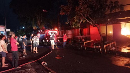 Penanganan kebakaran dua toko di Serongga Gianyar, Selasa malam (20/2/2024). (dok Polsek Klungkung).