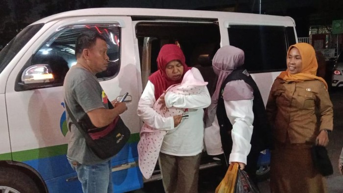 Warga di Kabupaten Polewali Mandar (Polman), Sulawesi Barat (Sulbar), dibuat geger dengan penemuan bayi laki-laki yang masih hidup.