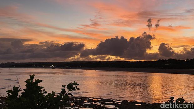 Peninsula Island, Destinasi Wisata Low Budget untuk Berburu Spot Foto Estetik Ingin berburu spot foto estetik di Bali? Peninsula Island menjadi destinasi yang tak boleh dilewatkan. Pulau kecil di wilayah ITDC, Nusa Dua ini memiliki pemandangan yang indah dan cantik.