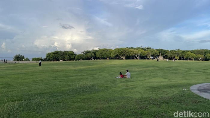 Peninsula Island, Destinasi Wisata Low Budget untuk Berburu Spot Foto Estetik Ingin berburu spot foto estetik di Bali? Peninsula Island menjadi destinasi yang tak boleh dilewatkan. Pulau kecil di wilayah ITDC, Nusa Dua ini memiliki pemandangan yang indah dan cantik.